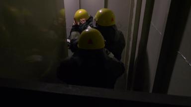 女团队救援人员走黑暗隧道内部建筑救援操作点视图救援人员团队内部建筑走廊危险的场景紧急服务